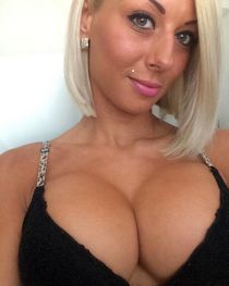 Busty emo Selfies